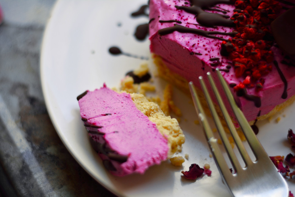 valentines-raw-vegan-pitaya-cheesecake-4