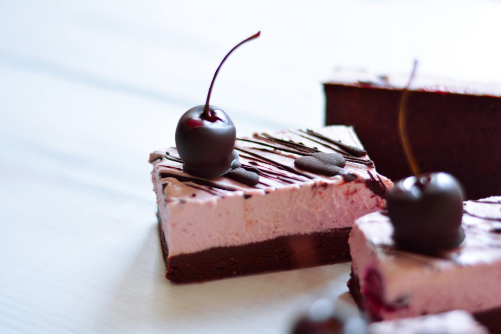 Scroll down for these delicious Raw Maraschino Cherry Cheesecake Brownies...